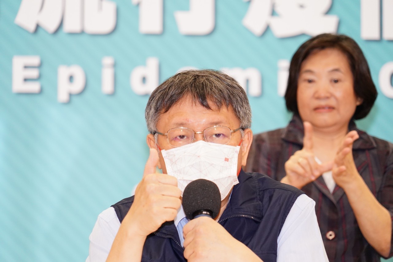 熱心的網友解釋,手譯員不戴口罩是國際通例,因為臉部表情也是翻譯的一環,戴上口罩會遮擋、影響翻譯內容。 圖 : 台北市政府 / 提供 熱心的網友解釋,手譯員不戴口罩是國際通例,因為臉部表情也是翻譯的一環,戴上口罩會遮擋、影響翻譯內容。 圖 : 台北市政府 / 提供