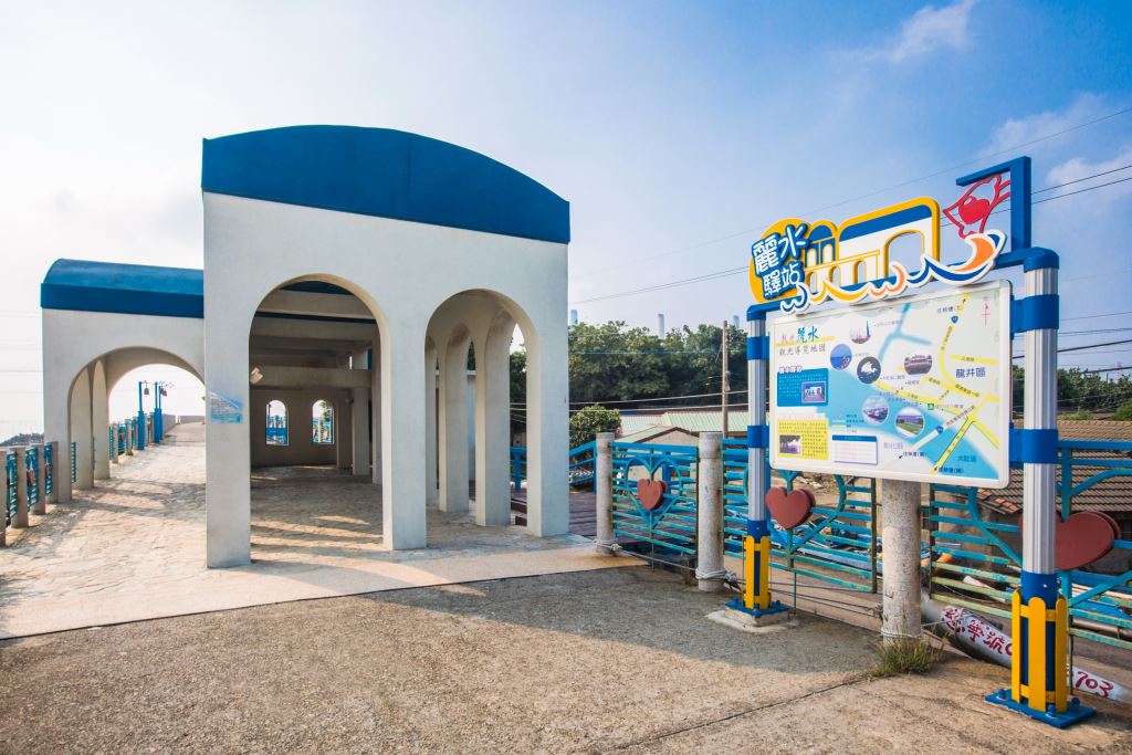 麗水漁港採用藍白配色的希臘地中海風格造景。 圖:台中觀旅局/提供 麗水漁港採用藍白配色的希臘地中海風格造景。 圖:台中觀旅局/提供