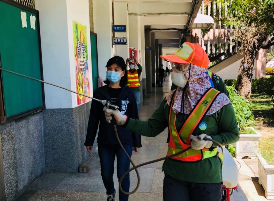 環保局今(16)日持續調派區清潔隊人力加強全市環境大清消。 圖:高市環保局提供 環保局今(16)日持續調派區清潔隊人力加強全市環境大清消。 圖:高市環保局提供
