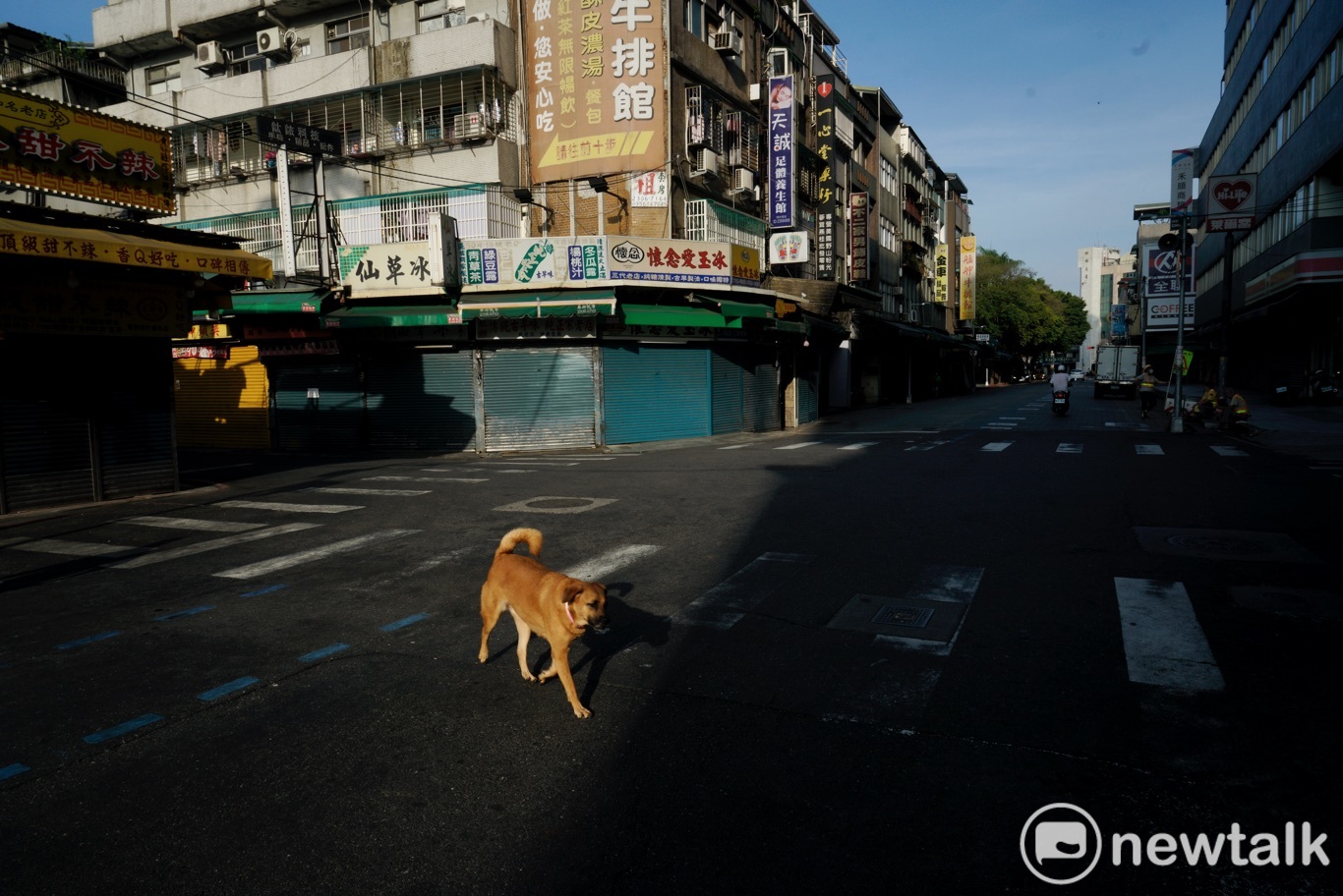 華西街夜市外的廣州街街上不見人車。 圖:張良一/攝 華西街夜市外的廣州街街上不見人車。 圖:張良一/攝