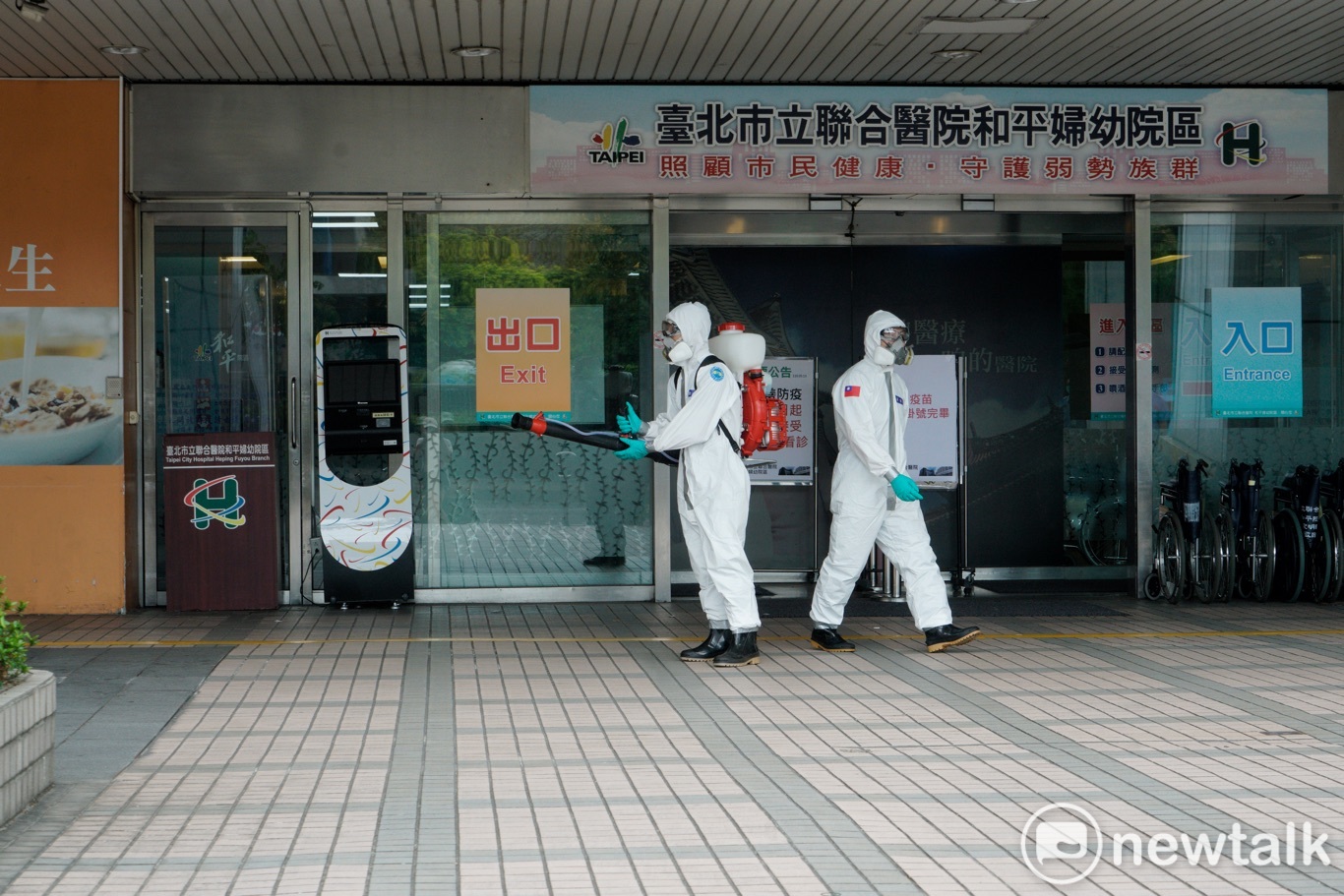陸軍化學兵今(16)天一整天在萬華區進行全面性的大消毒。 圖:張良一/攝 陸軍化學兵今(16)天一整天在萬華區進行全面性的大消毒。 圖:張良一/攝
