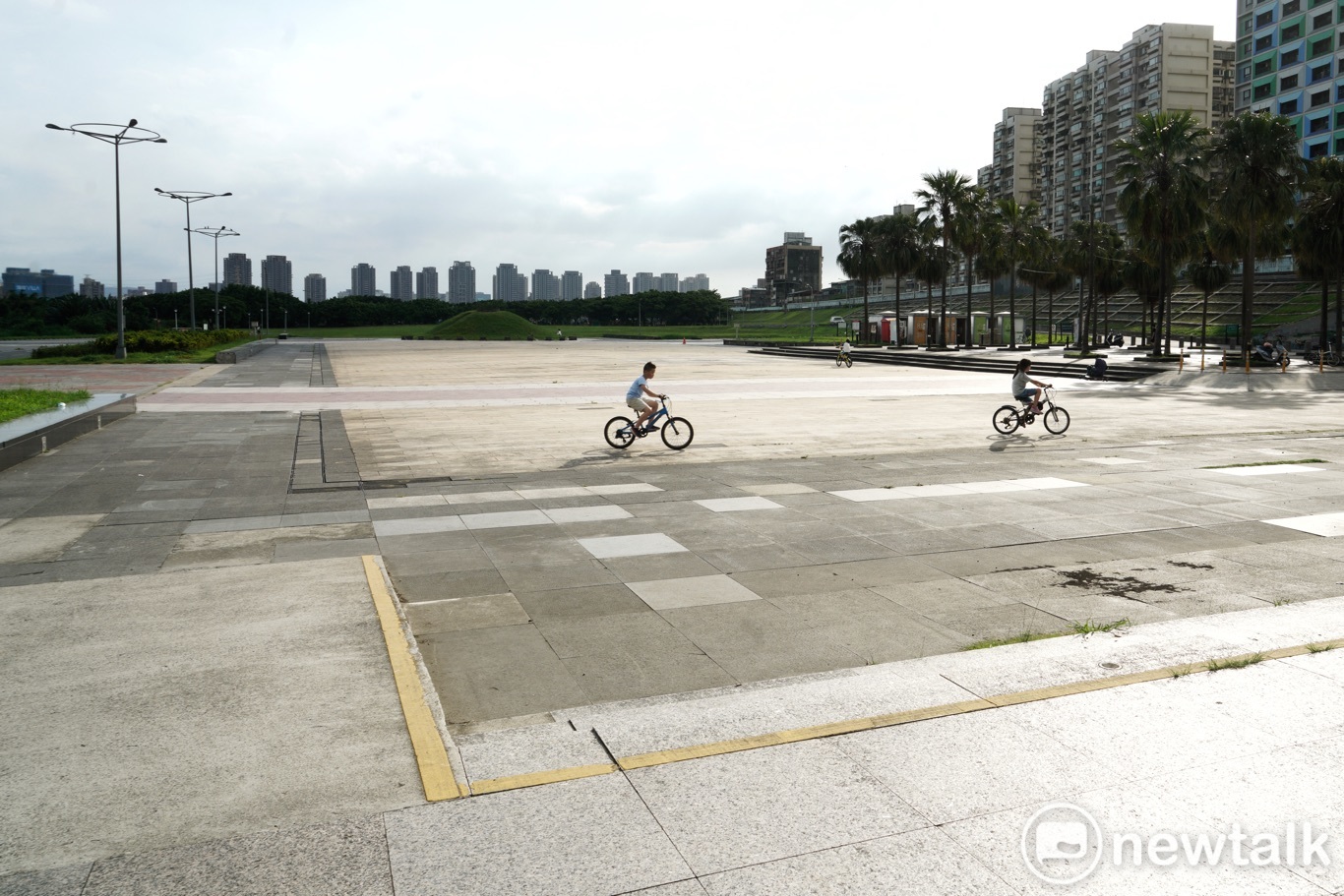 萬華馬場町紀念公園廣場上只有一、兩位小朋友騎腳踏車。 圖:張良一/攝 萬華馬場町紀念公園廣場上只有一、兩位小朋友騎腳踏車。 圖:張良一/攝