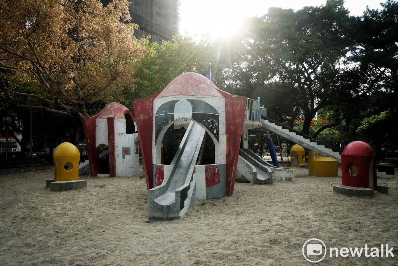 青年公園在假日時總是西門町紅樓後面的酒吧停止營業,桌椅就集中在空蕩蕩毫無一位遊客的廣場上。擠滿小朋友的遊樂設施也顯得空蕩蕩。 圖:張良一/攝 青年公園在假日時總是西門町紅樓後面的酒吧停止營業,桌椅就集中在空蕩蕩毫無一位遊客的廣場上。擠滿小朋友的遊樂設施也顯得空蕩蕩。 圖:張良一/攝