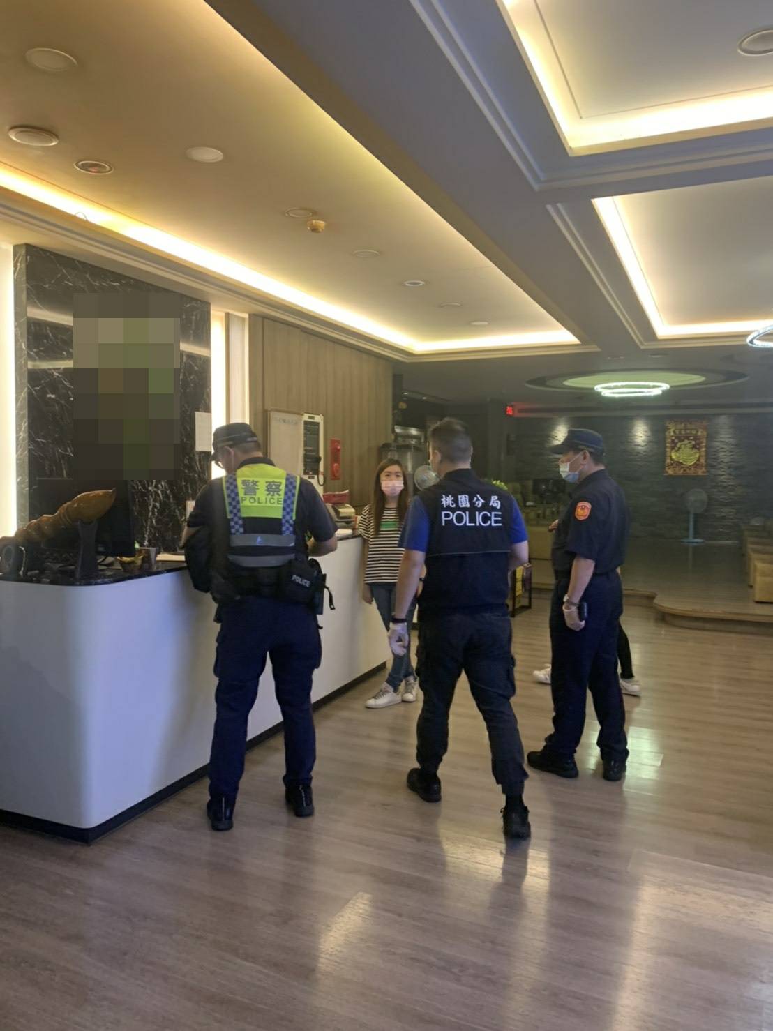 桃園警方針對應停業之娛樂場所進行宣導,提醒業者依法暫停營業至6/8。 圖:桃園分局/提供 桃園警方針對應停業之娛樂場所進行宣導,提醒業者依法暫停營業至6/8。 圖:桃園分局/提供