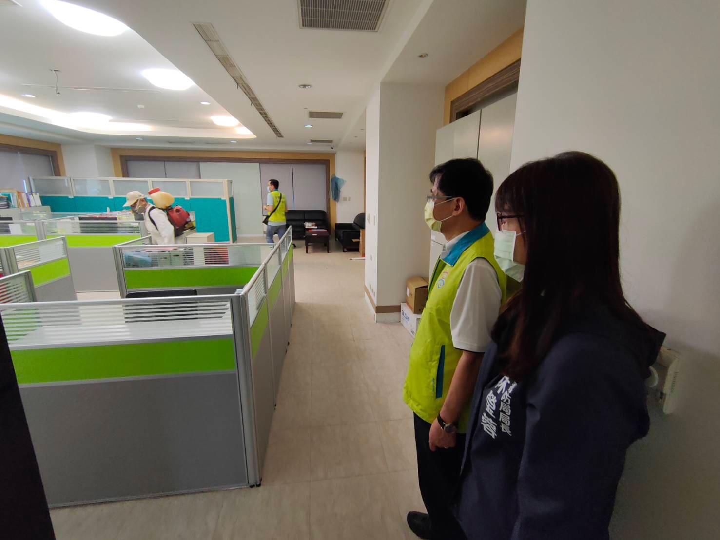 高雄市政府毒品防制局昨(15日)上午由局長林瑩蓉率領下,全面加強清潔消毒工作。 圖 : 毒防局/提供 高雄市政府毒品防制局昨(15日)上午由局長林瑩蓉率領下,全面加強清潔消毒工作。 圖 : 毒防局/提供