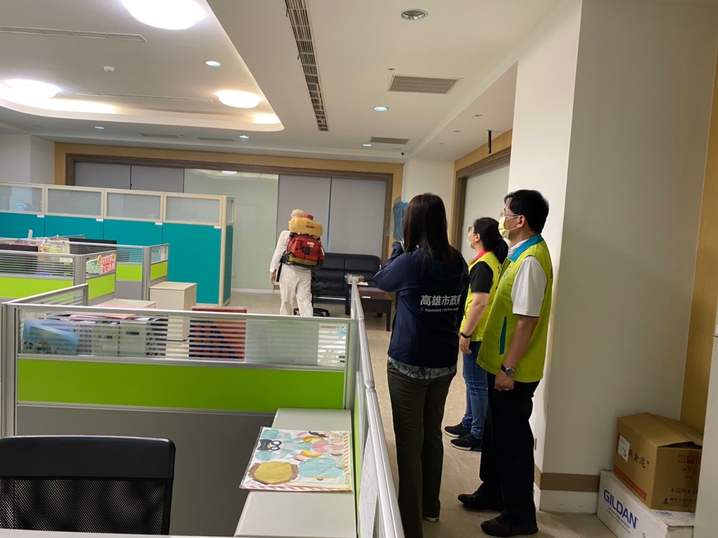 高雄市政府毒品防制局昨(15日)上午由局長林瑩蓉率領之下,全面加強清潔消毒工作。 圖 : 毒防局/提供 高雄市政府毒品防制局昨(15日)上午由局長林瑩蓉率領之下,全面加強清潔消毒工作。 圖 : 毒防局/提供