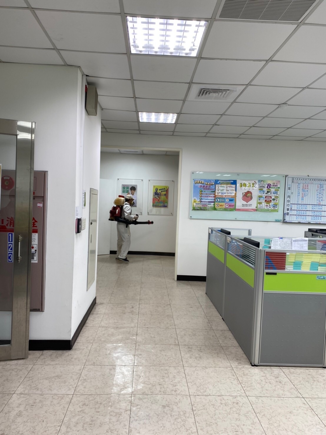 高雄市政府毒品防制局昨(15日)上午由局長林瑩蓉率領下,全面加強清潔消毒工作。 圖 : 毒防局/提供 高雄市政府毒品防制局昨(15日)上午由局長林瑩蓉率領下,全面加強清潔消毒工作。 圖 : 毒防局/提供