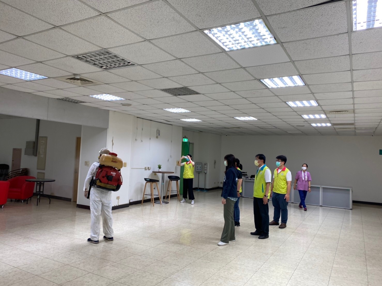 高雄市政府毒品防制局昨(15日)上午由局長林瑩蓉率領之下,全面加強清潔消毒工作。 圖 : 毒防局/提供 高雄市政府毒品防制局昨(15日)上午由局長林瑩蓉率領之下,全面加強清潔消毒工作。 圖 : 毒防局/提供