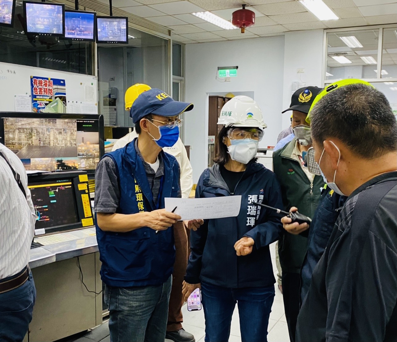 高市環保局長張瑞琿(中)現場查看。 圖:高雄市環保局/提供 高市環保局長張瑞琿(中)現場查看。 圖:高雄市環保局/提供