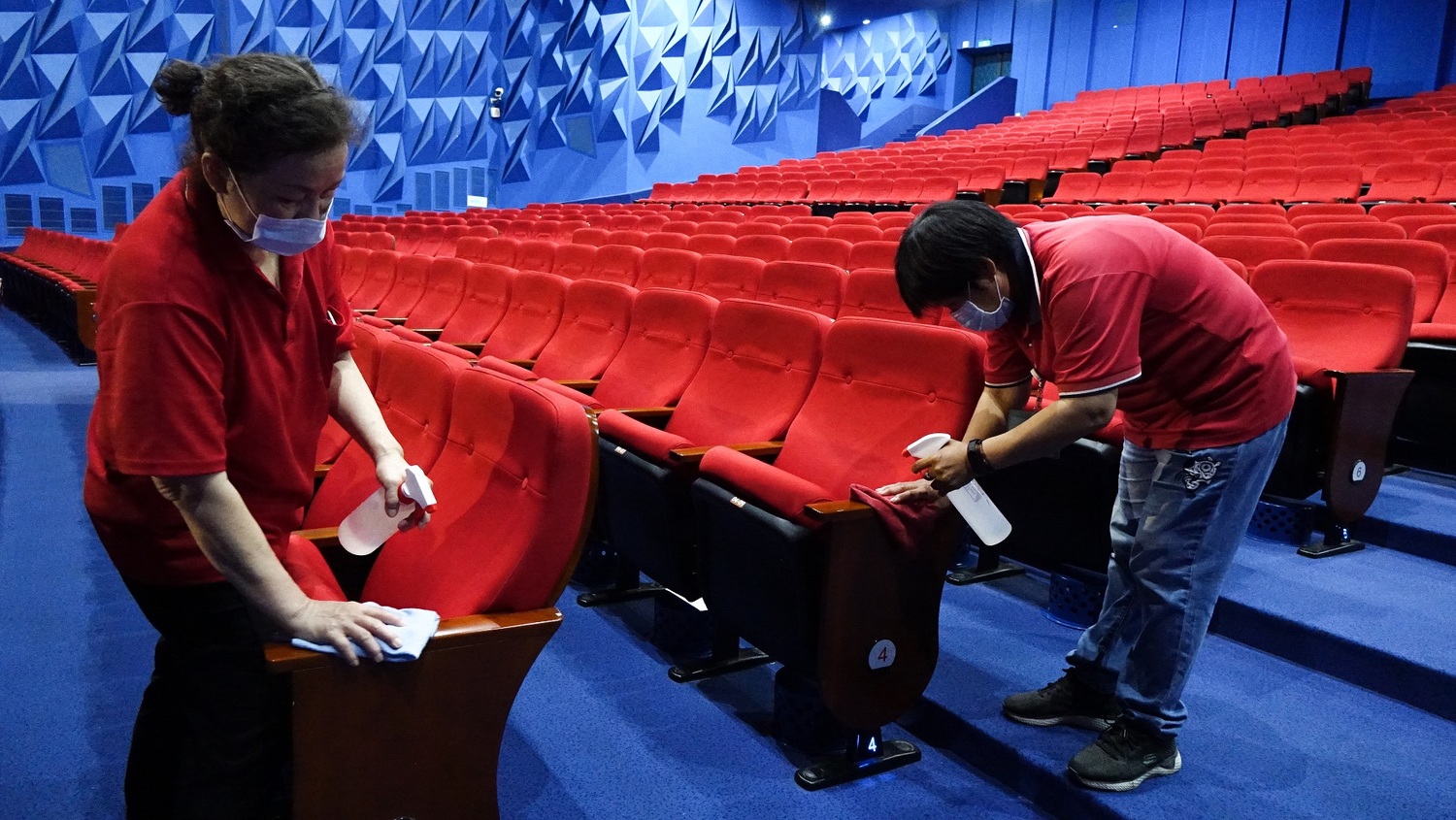 屯區藝文中心加強演藝廳清潔消毒。 圖:台中文化局/提供 屯區藝文中心加強演藝廳清潔消毒。 圖:台中文化局/提供