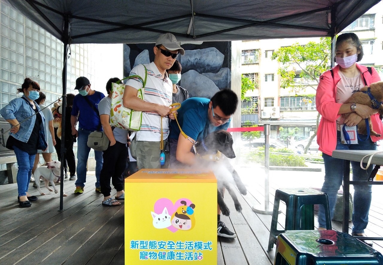 新北市動保處在全市設置46處寵物健康生活站,供民眾帶毛寶貝抗疫消毒。 圖:新北市動保處提供 新北市動保處在全市設置46處寵物健康生活站,供民眾帶毛寶貝抗疫消毒。 圖:新北市動保處提供