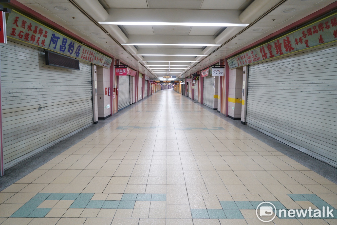 店家沒有營業,路上也沒有行人。 圖:張良一/攝 店家沒有營業,路上也沒有行人。 圖:張良一/攝