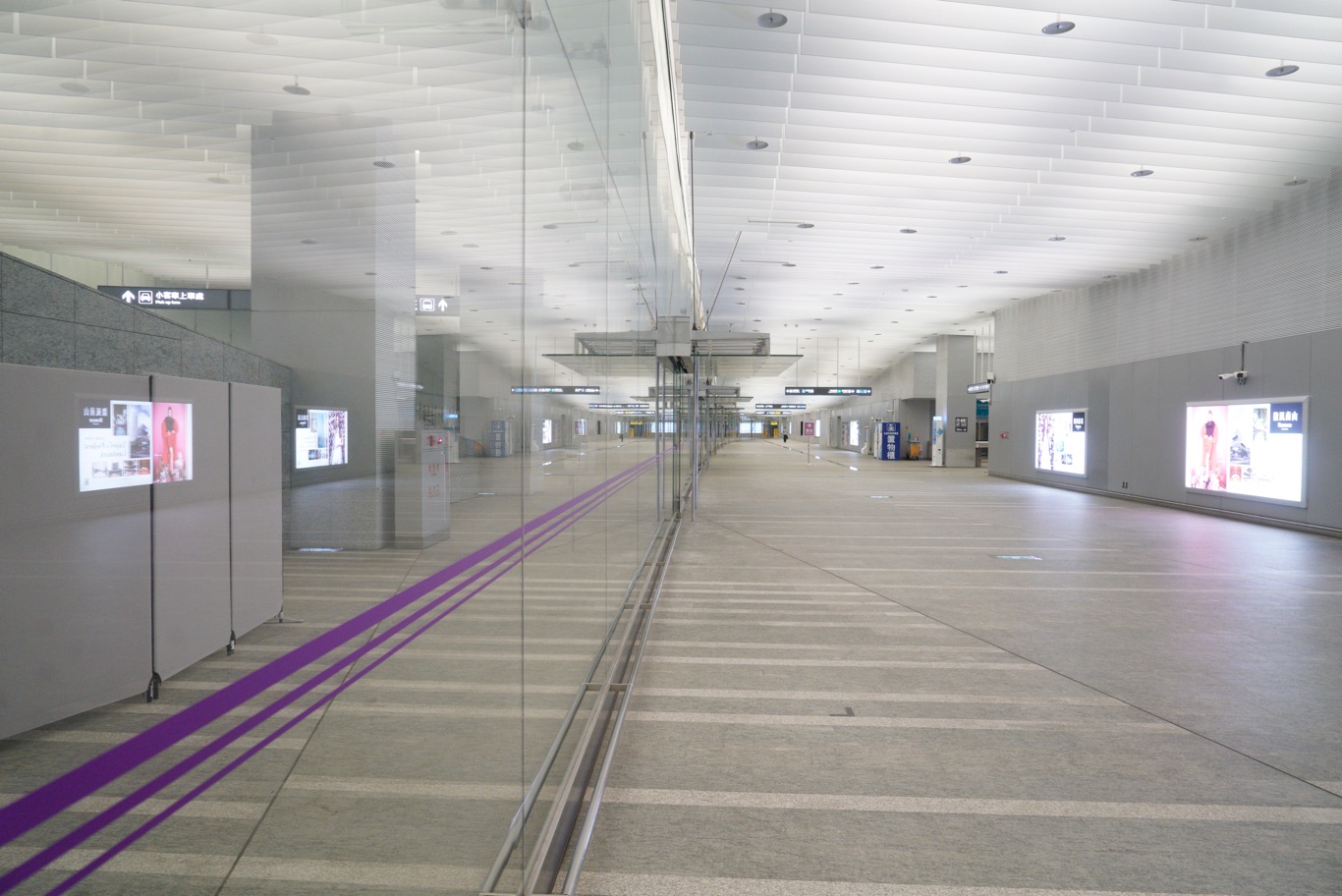 沒有人的桃園機場捷運台北站顯得空曠冷清。 圖:張良一/攝 沒有人的桃園機場捷運台北站顯得空曠冷清。 圖:張良一/攝