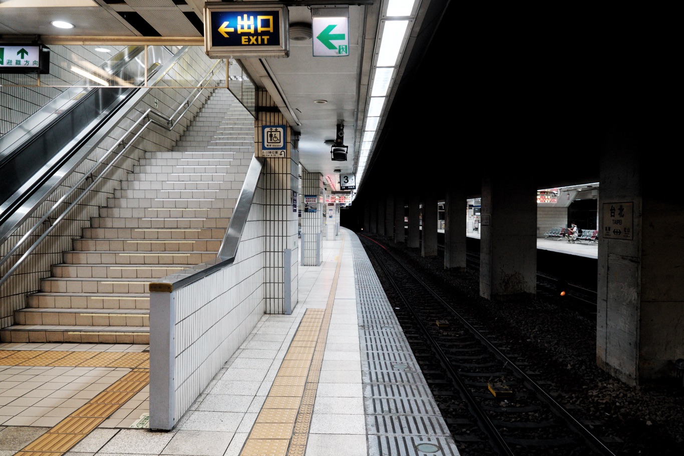 台北車站月台也沒有多少乘客。 圖:張良一/攝 台北車站月台也沒有多少乘客。 圖:張良一/攝