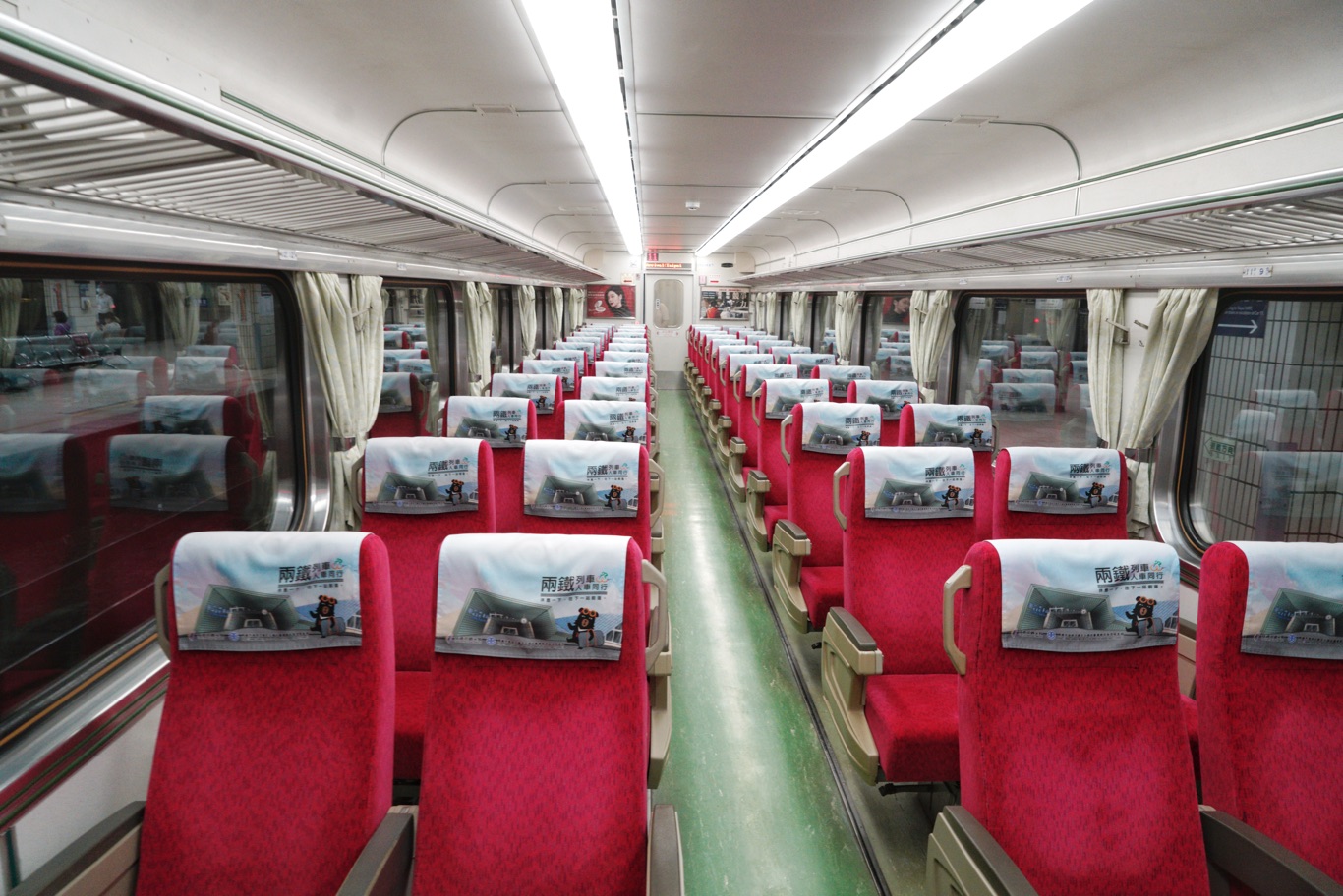開往高雄的自強號列車不見乘客。 圖:張良一/攝 開往高雄的自強號列車不見乘客。 圖:張良一/攝