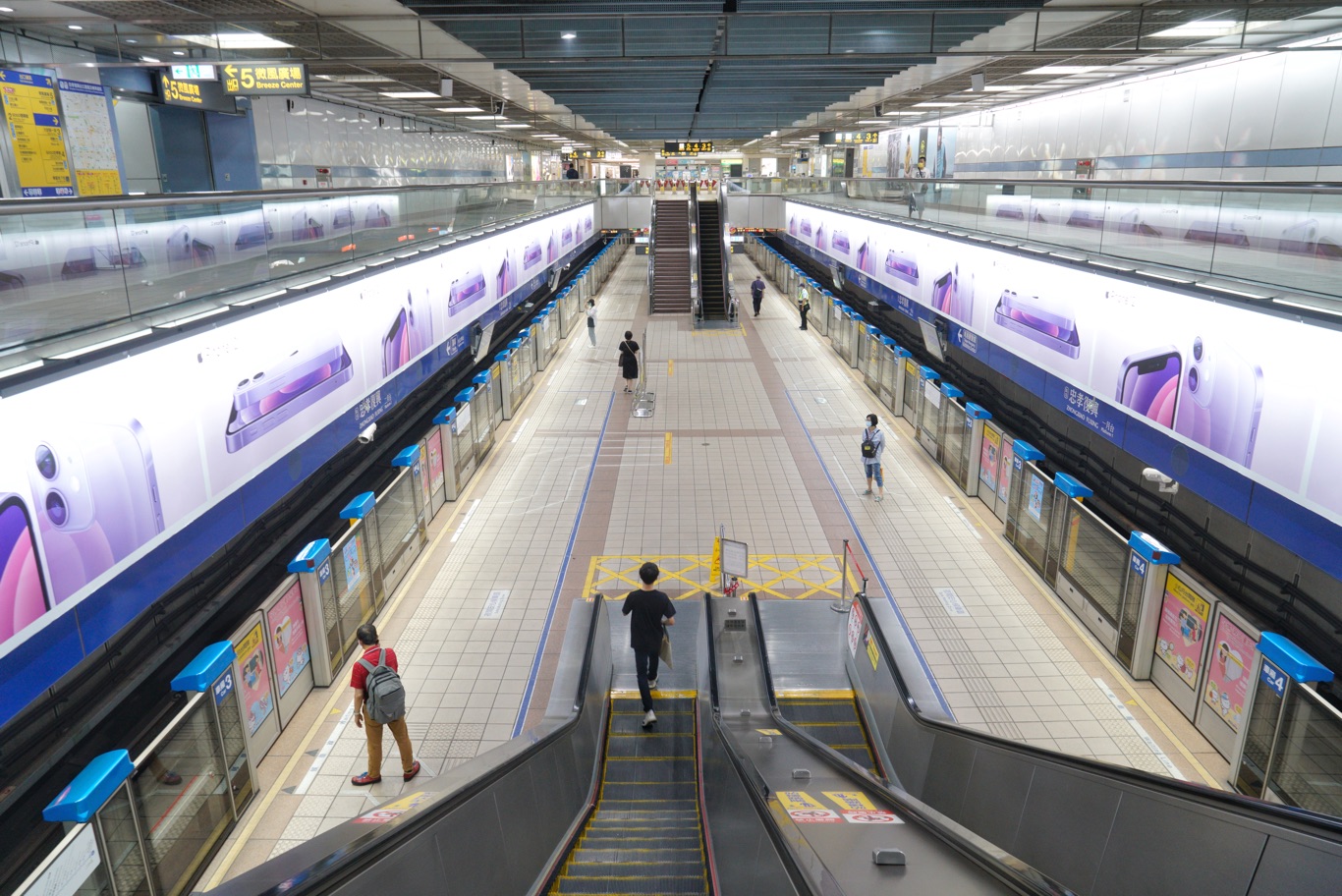 搭乘捷運的民眾並不多。 圖:張良一/攝 搭乘捷運的民眾並不多。 圖:張良一/攝