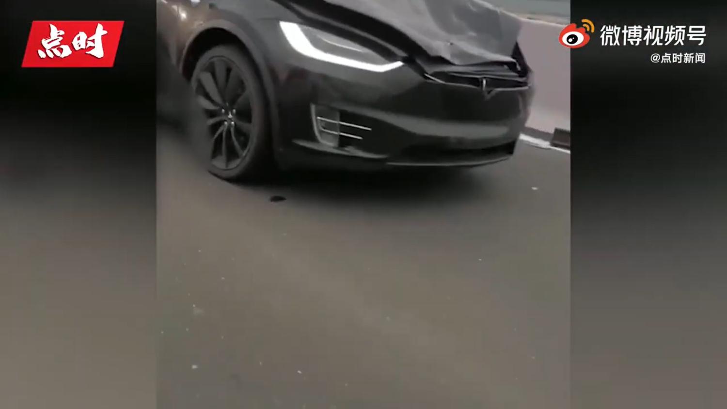中國浙江一台特斯拉發生碰撞事故,撞倒2名交通警察,一位不幸殉職。 圖:翻攝自微博 中國浙江一台特斯拉發生碰撞事故,撞倒2名交通警察,一位不幸殉職。 圖:翻攝自微博
