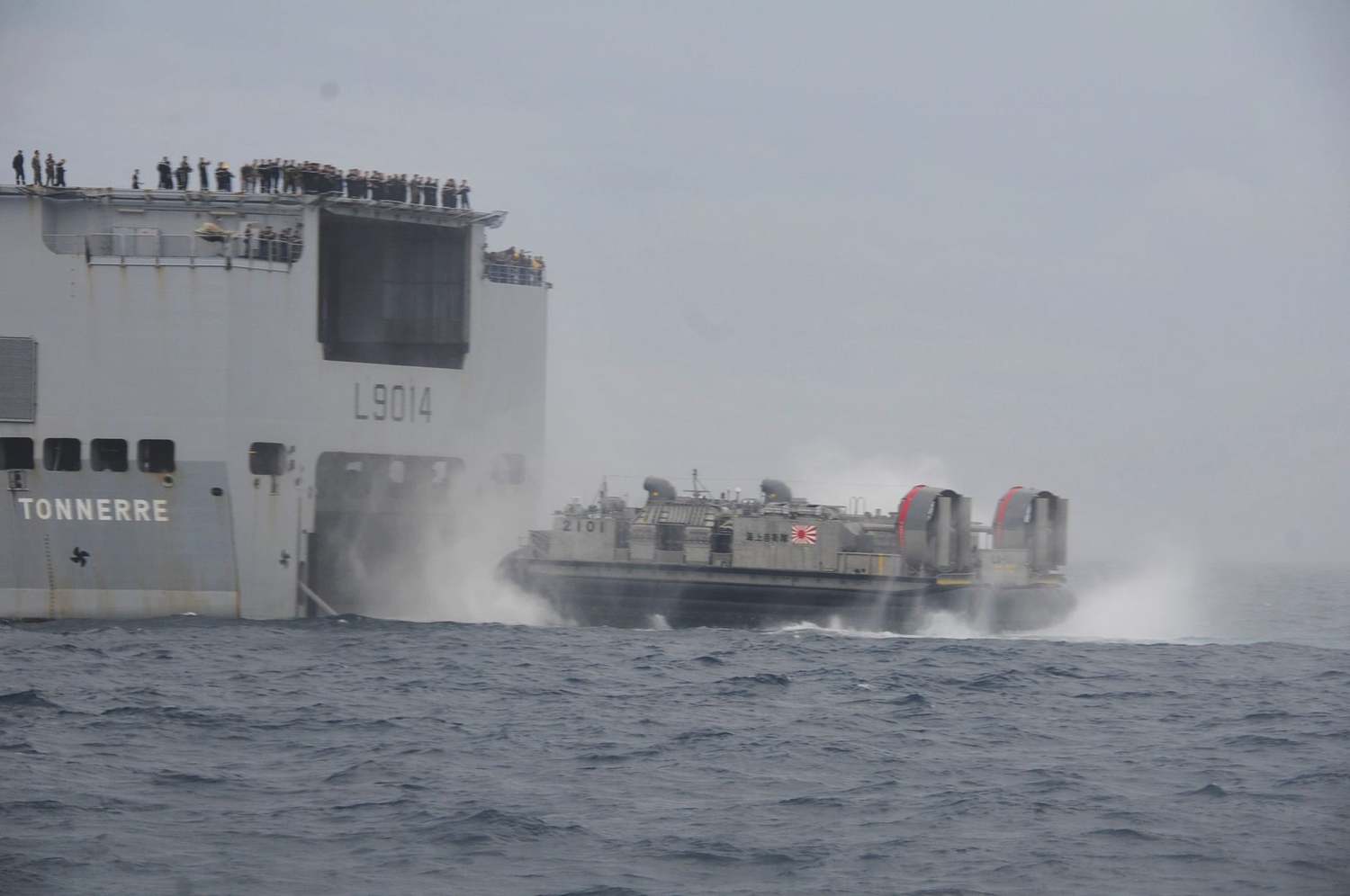日美法澳四國海上聯合演習,日本海上自衛隊氣墊船進行兩棲補給任務,進入法國海軍「雷電號」(FS Tonnerre, L-9014)兩棲突擊艦。 圖:翻攝海上自衛隊掃海隊群 日美法澳四國海上聯合演習,日本海上自衛隊氣墊船進行兩棲補給任務,進入法國海軍「雷電號」(FS Tonnerre, L-9014)兩棲突擊艦。 圖:翻攝海上自衛隊掃海隊群