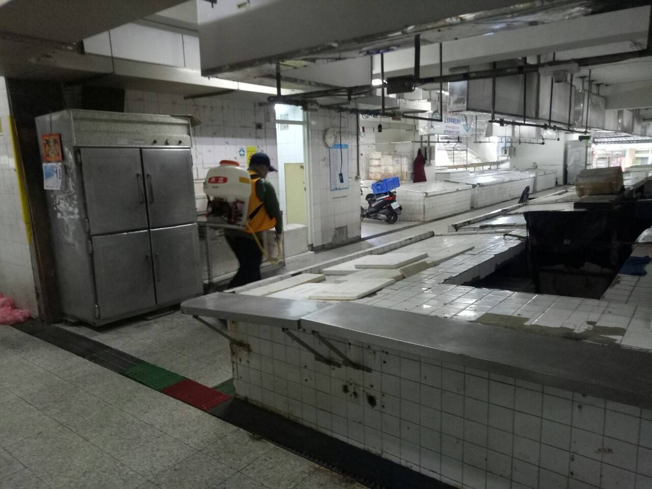 屏東縣政府今(18日)公布案2122確診者足跡,包括屏東火車站、客運站、全聯內埔永光店、菜市場、納骨塔、診所。 圖:屏東縣政府/提供 屏東縣政府今(18日)公布案2122確診者足跡,包括屏東火車站、客運站、全聯內埔永光店、菜市場、納骨塔、診所。 圖:屏東縣政府/提供