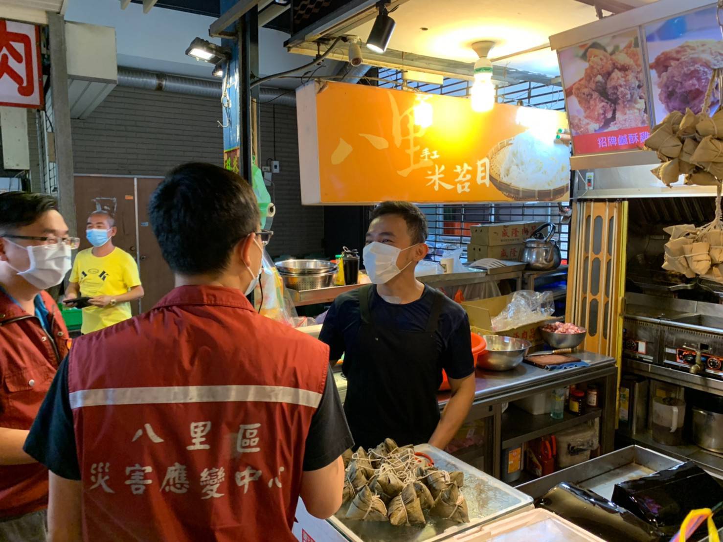 八里區長陳炳仲前往市場查察攤商及民眾是否落實防疫措施。 圖:新北市民政局/提供 八里區長陳炳仲前往市場查察攤商及民眾是否落實防疫措施。 圖:新北市民政局/提供