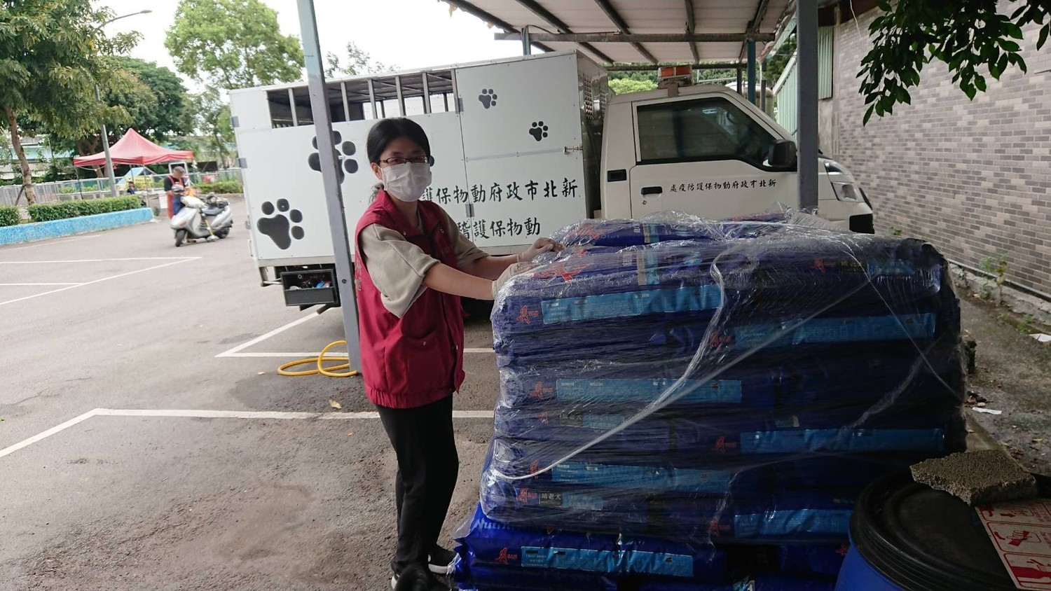 中華民國動物保護協會捐贈飼料。 圖:新北市動保處提供 中華民國動物保護協會捐贈飼料。 圖:新北市動保處提供