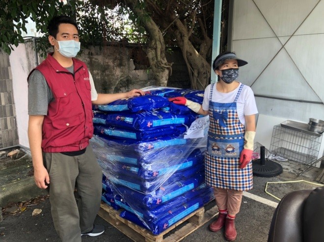 飼主領用飼料,動物得溫飽。 圖:新北市動保處提供 飼主領用飼料,動物得溫飽。 圖:新北市動保處提供