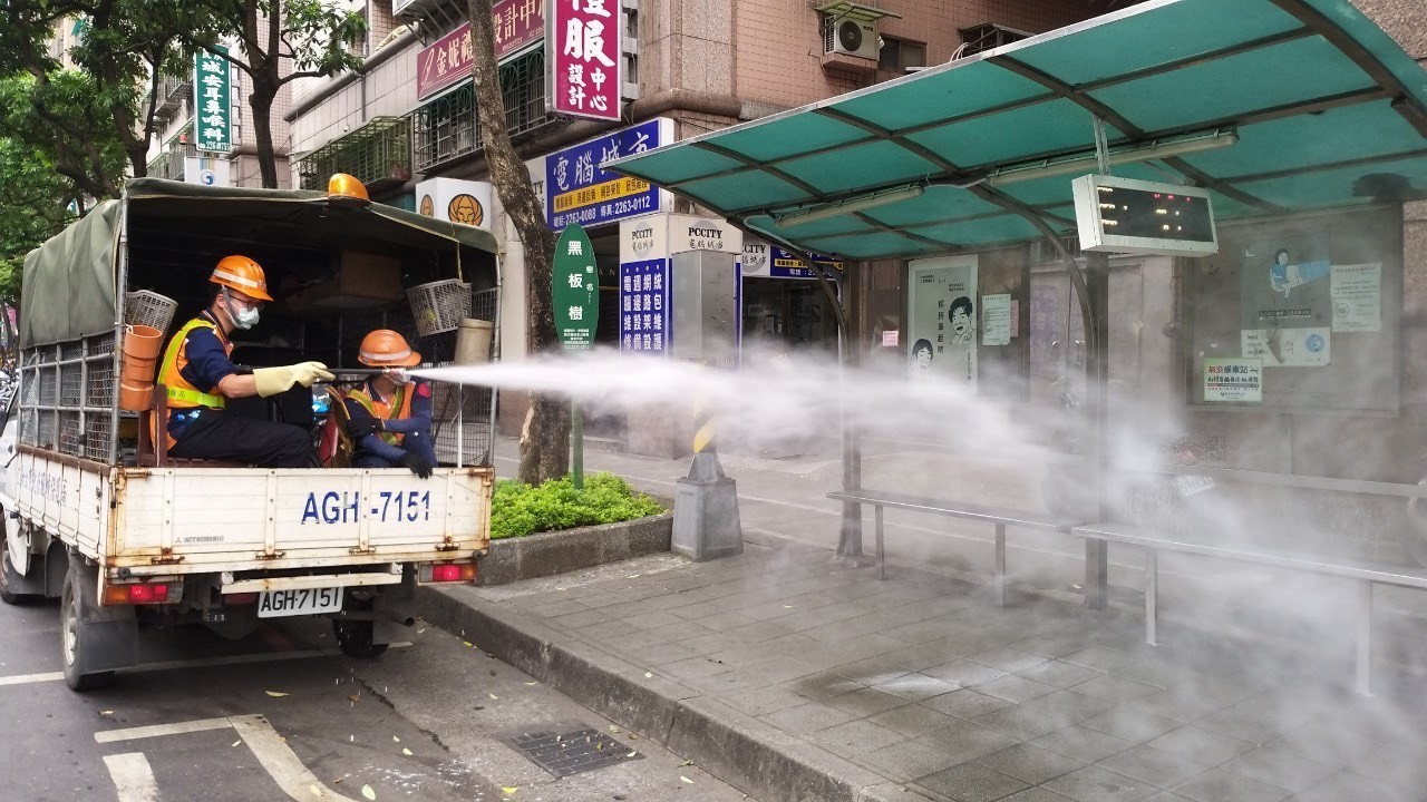 新北市繼5月14日全市24小時大清消後,環保局持續由各區清潔隊進行轄區每週一次全區清消 圖:新北市環保局提供 新北市繼5月14日全市24小時大清消後,環保局持續由各區清潔隊進行轄區每週一次全區清消 圖:新北市環保局提供