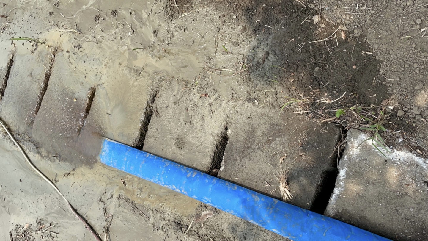 某營區內營建工程之基礎開挖作業產生的廢水,未妥善處理逕行排放,以違反水污染防治法第30條規定依法告發,並依同法第52條規定最重可處新臺幣300萬元罰鍰並令其立即停止排放 圖:新北市環保局提供 某營區內營建工程之基礎開挖作業產生的廢水,未妥善處理逕行排放,以違反水污染防治法第30條規定依法告發,並依同法第52條規定最重可處新臺幣300萬元罰鍰並令其立即停止排放 圖:新北市環保局提供