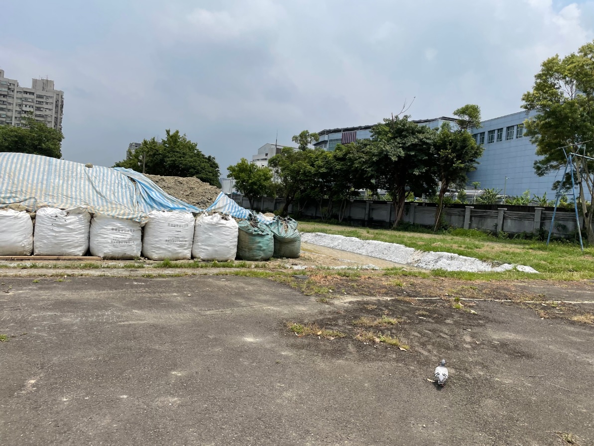 依水利局之水路資料,發現該舌閥上游源自於國防部某營區內的水路,遂聯手進入巡查 圖:新北市環保局提供 依水利局之水路資料,發現該舌閥上游源自於國防部某營區內的水路,遂聯手進入巡查 圖:新北市環保局提供