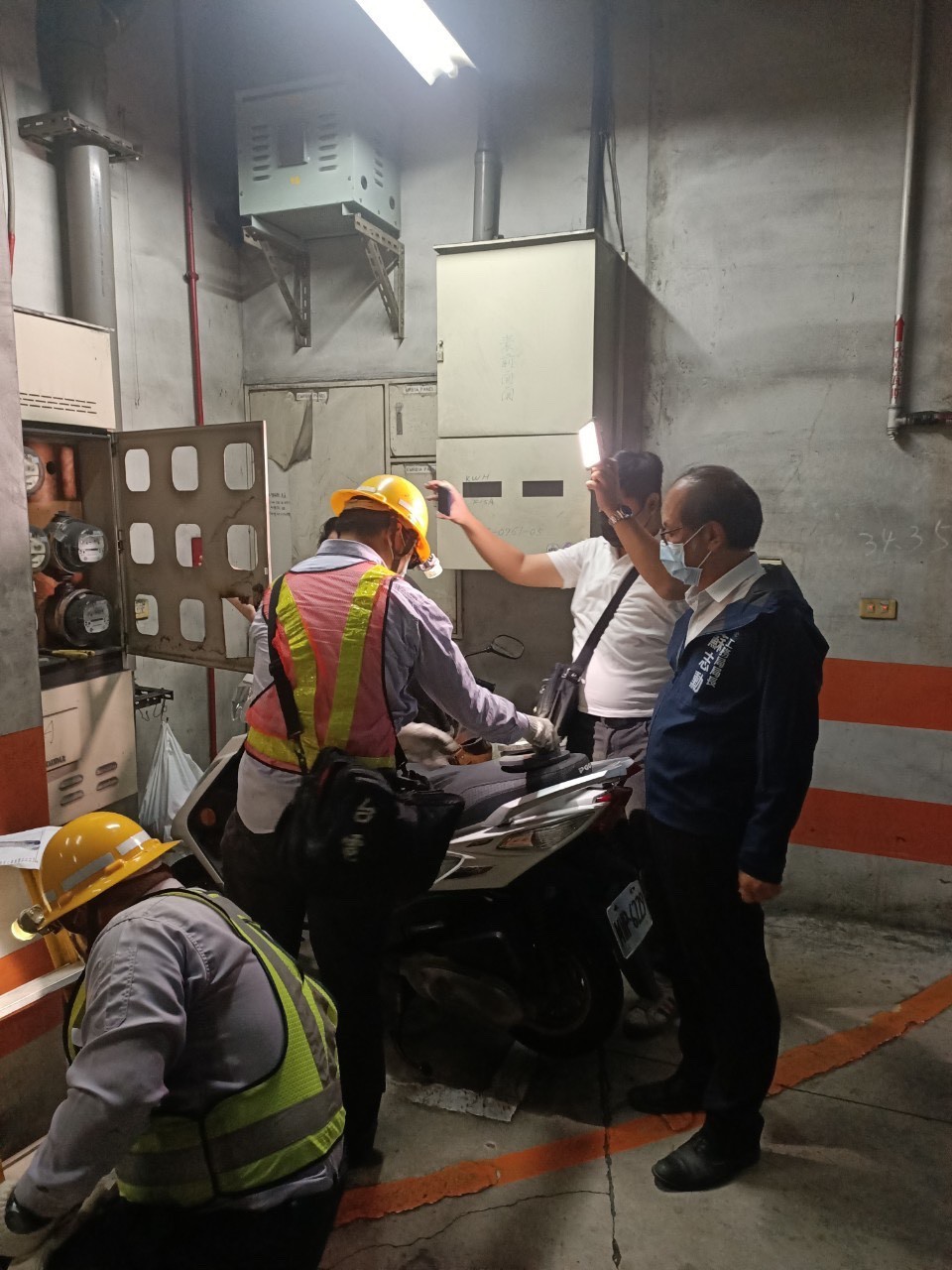 高雄警方逮獲防疫期間卡拉OK店違規營業,市府即斷水斷電。 圖:翻攝陳其邁 Chen Chi-Mai臉書 高雄警方逮獲防疫期間卡拉OK店違規營業,市府即斷水斷電。 圖:翻攝陳其邁 Chen Chi-Mai臉書