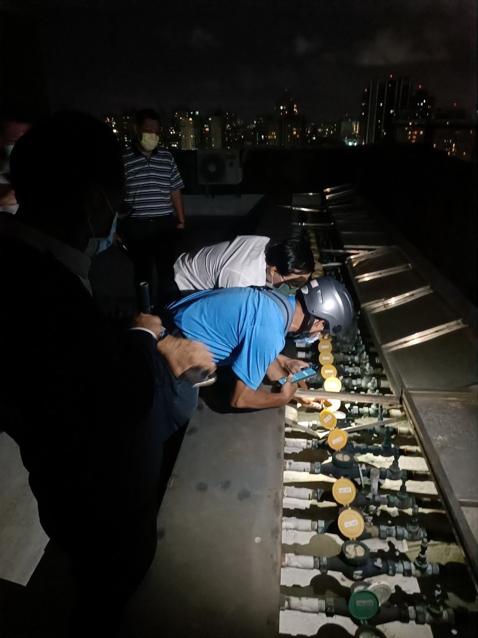 高雄警方逮獲防疫期間卡拉OK店違規營業,市府即斷水斷電。 圖:翻攝陳其邁 Chen Chi-Mai臉書 高雄警方逮獲防疫期間卡拉OK店違規營業,市府即斷水斷電。 圖:翻攝陳其邁 Chen Chi-Mai臉書