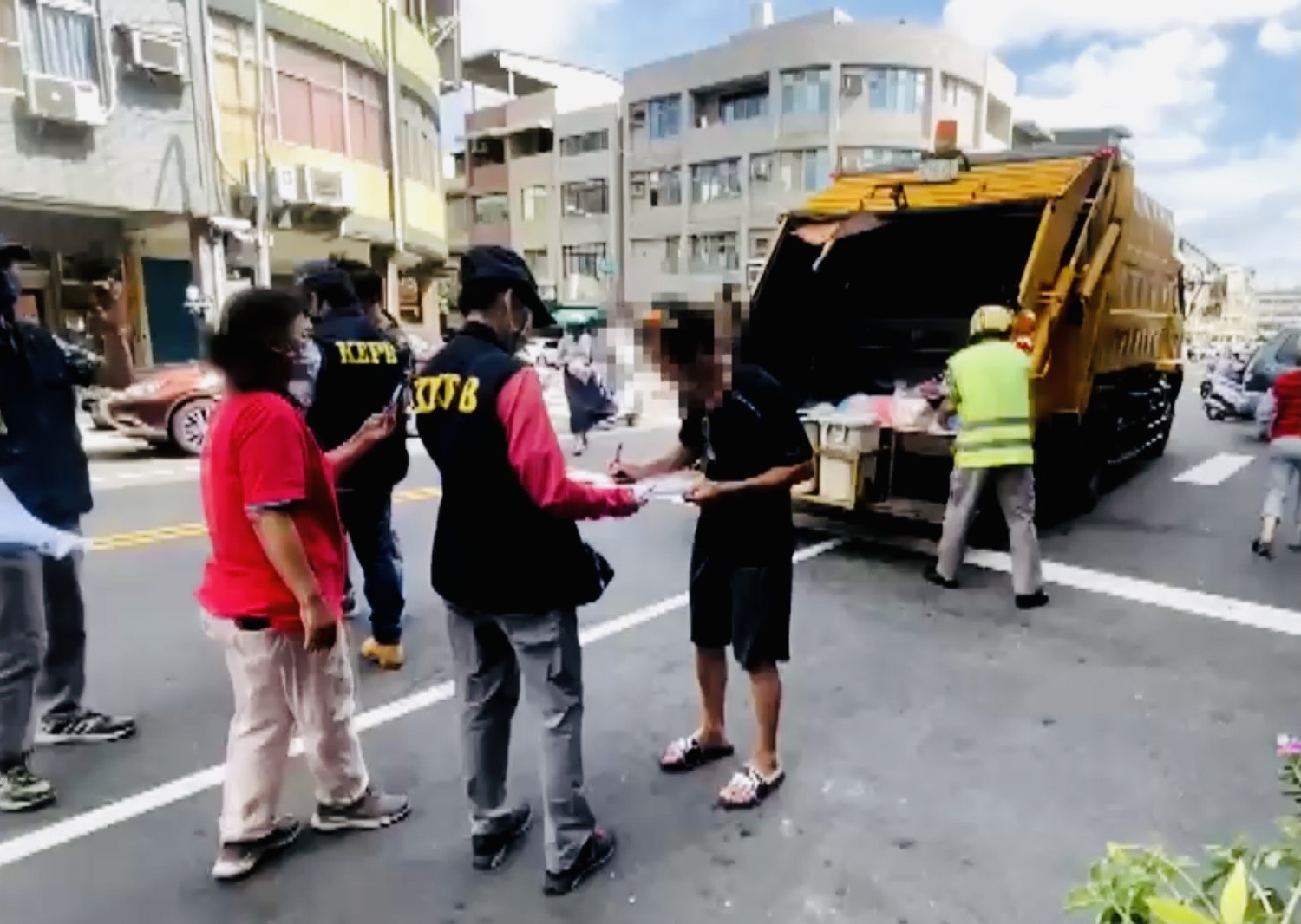 民眾未戴口罩丟垃圾被環保局開罰。 圖:高雄市環保局/提供 民眾未戴口罩丟垃圾被環保局開罰。 圖:高雄市環保局/提供
