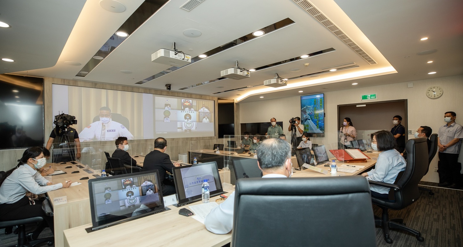 總統蔡英文上午到國防部視察國軍疫情指揮中心。 圖:總統府提供 總統蔡英文上午到國防部視察國軍疫情指揮中心。 圖:總統府提供