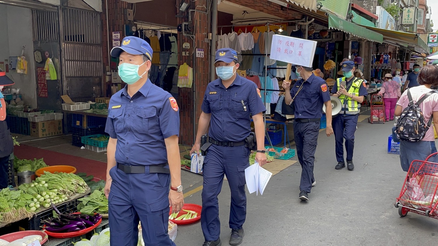 大溪警分局由副分局長蘇士誠帶隊就所轄公園、市場及商圈實施稽查,一旦發現有未戴口罩者立即開單。 圖:大溪分局/提供 大溪警分局由副分局長蘇士誠帶隊就所轄公園、市場及商圈實施稽查,一旦發現有未戴口罩者立即開單。 圖:大溪分局/提供