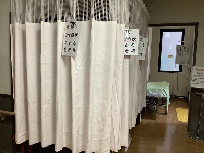 醫院裡設有「發燒、感冒門診」跟其他病患隔開，防止院內感染。 圖:劉黎兒/攝