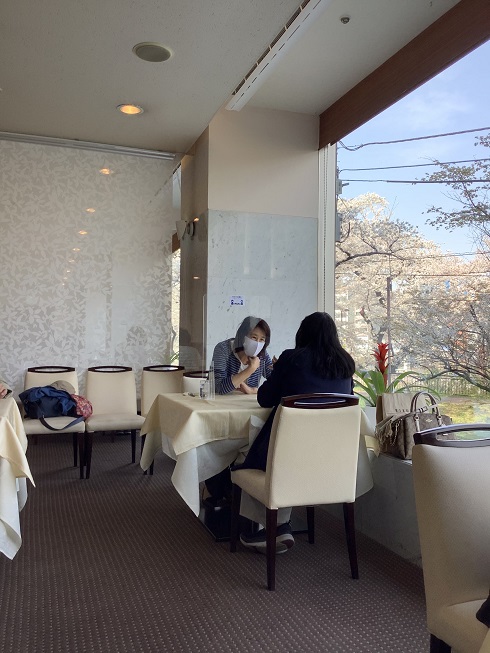 在餐廳裡，不吃東西時也要戴口罩，隔板相望 圖:劉黎兒/攝