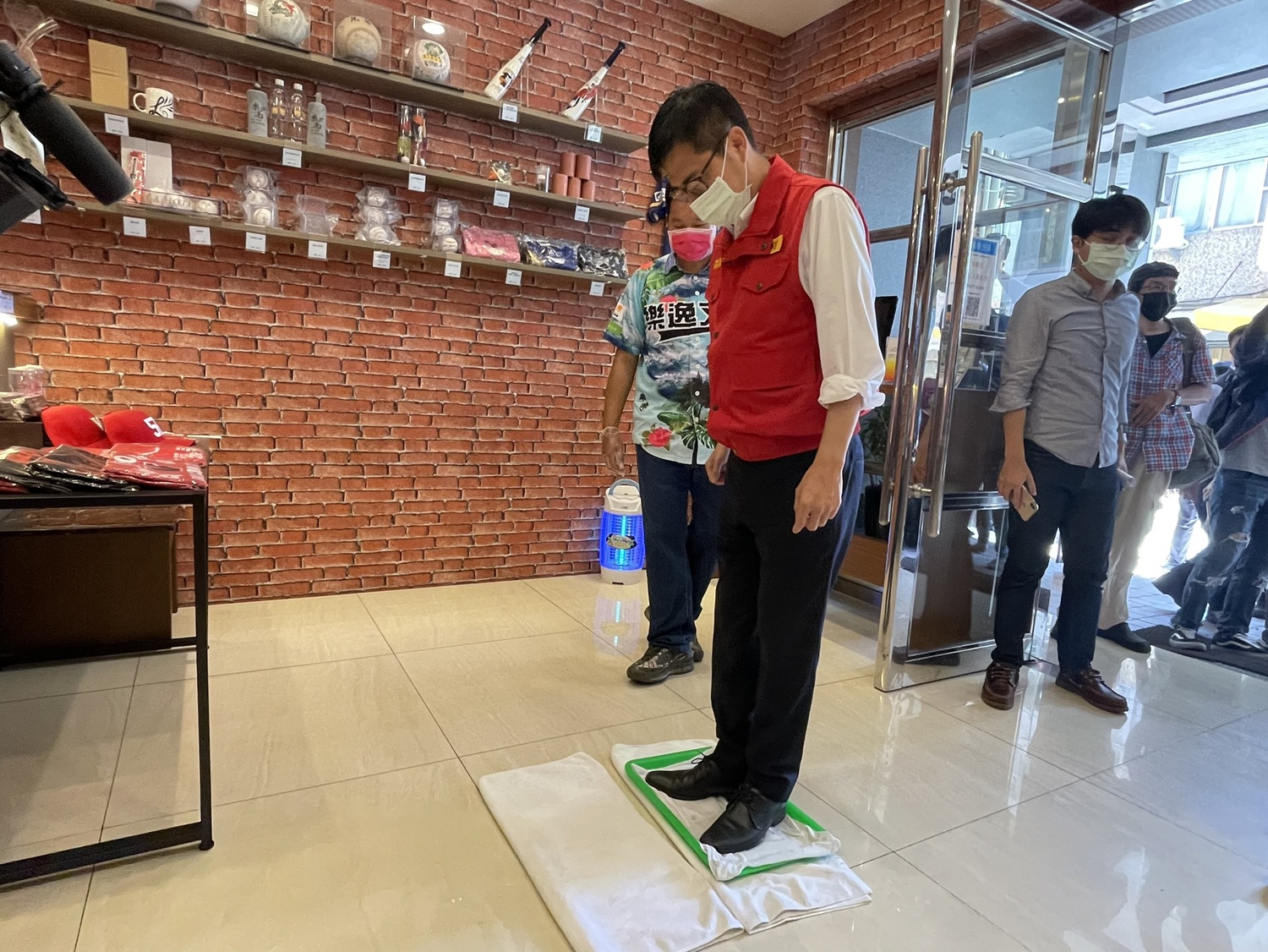 陳其邁親至防疫旅館視察。 圖:高雄市觀光局/提供 陳其邁親至防疫旅館視察。 圖:高雄市觀光局/提供