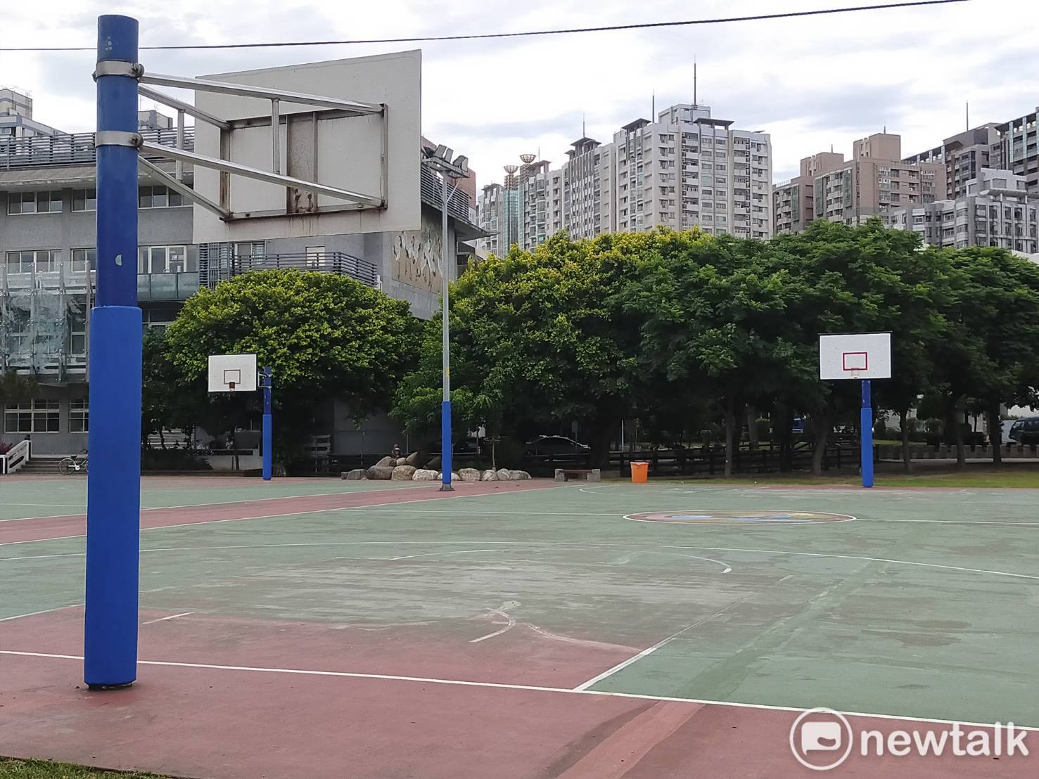 為避免青少年群聚打球,桃園市公園內的籃球場框架現已拆除。 圖:林昀真/攝 為避免青少年群聚打球,桃園市公園內的籃球場框架現已拆除。 圖:林昀真/攝