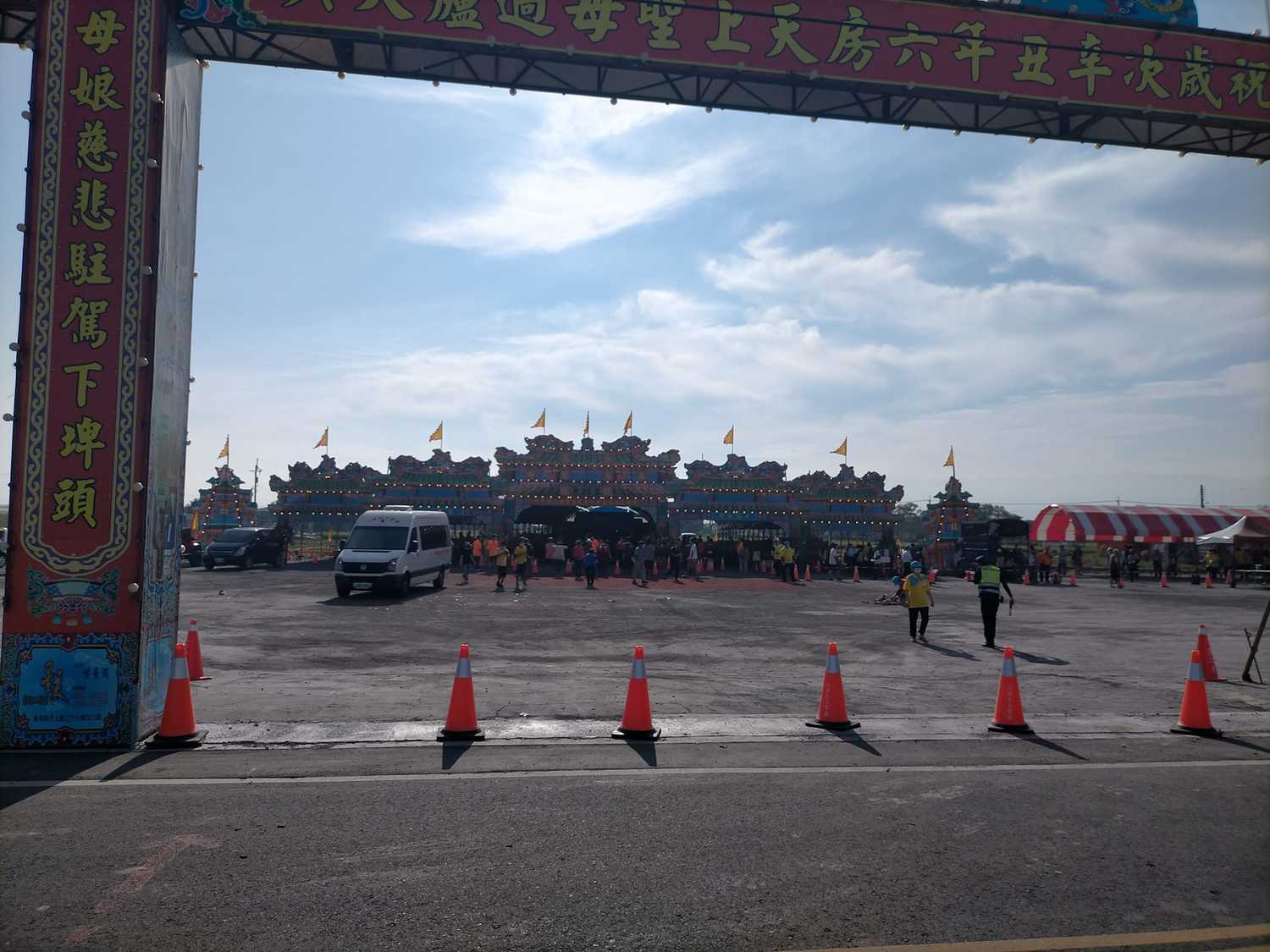 相片中可清楚看見雲林六房媽移駕現場已超過禁止戶外10人群聚之規定。 圖:翻攝自六房天上聖母過爐 相片中可清楚看見雲林六房媽移駕現場已超過禁止戶外10人群聚之規定。 圖:翻攝自六房天上聖母過爐