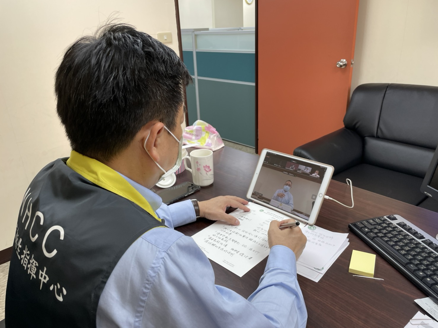 陳宗彥表示,今日視訊時,也重申要求警政署及消防署再提列相關津貼預算,中央會積極爭取更多的經費,勉勵第1線同仁的辛勞。 圖:內政部提供 陳宗彥表示,今日視訊時,也重申要求警政署及消防署再提列相關津貼預算,中央會積極爭取更多的經費,勉勵第1線同仁的辛勞。 圖:內政部提供