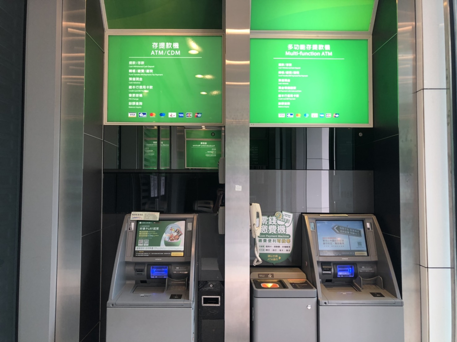 新北呼籲自動櫃員機空間定期消毒及備有酒精供民眾使用,降低因觸摸而感染的風險。 圖:新北市經發局提供 新北呼籲自動櫃員機空間定期消毒及備有酒精供民眾使用,降低因觸摸而感染的風險。 圖:新北市經發局提供