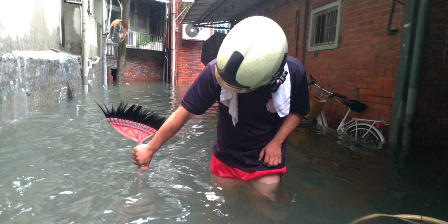 內湖區東湖路58巷因午後大雷雨出現積淹水狀況。 圖:台北市政府水利處提供 內湖區東湖路58巷因午後大雷雨出現積淹水狀況。 圖:台北市政府水利處提供
