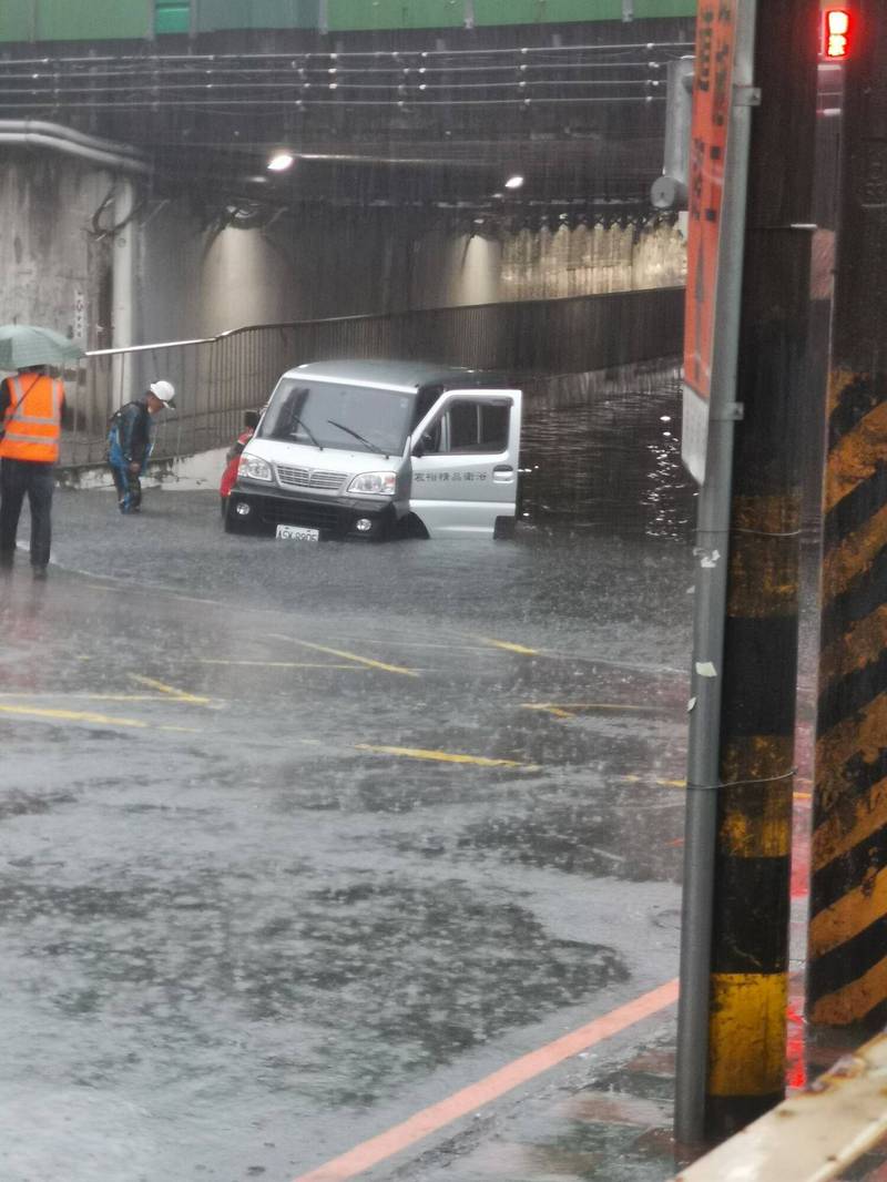 新北市汐止中興路穿越高速公路下的涵洞,因瞬間豪大雨,出現短暫淹水,小貨車不慎拋錨。 圖:翻攝汐止集團臉書 新北市汐止中興路穿越高速公路下的涵洞,因瞬間豪大雨,出現短暫淹水,小貨車不慎拋錨。 圖:翻攝汐止集團臉書