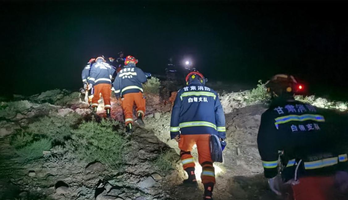 甘肅省白銀市景泰縣在22日舉辦黃河石林山地馬拉松百公里越野賽,沒想到遇到極端天氣,導致21人死亡、8人輕傷。搜救人員連夜搜索倖存者。 圖 : 翻攝自新華社 甘肅省白銀市景泰縣在22日舉辦黃河石林山地馬拉松百公里越野賽,沒想到遇到極端天氣,導致21人死亡、8人輕傷。搜救人員連夜搜索倖存者。 圖 : 翻攝自新華社
