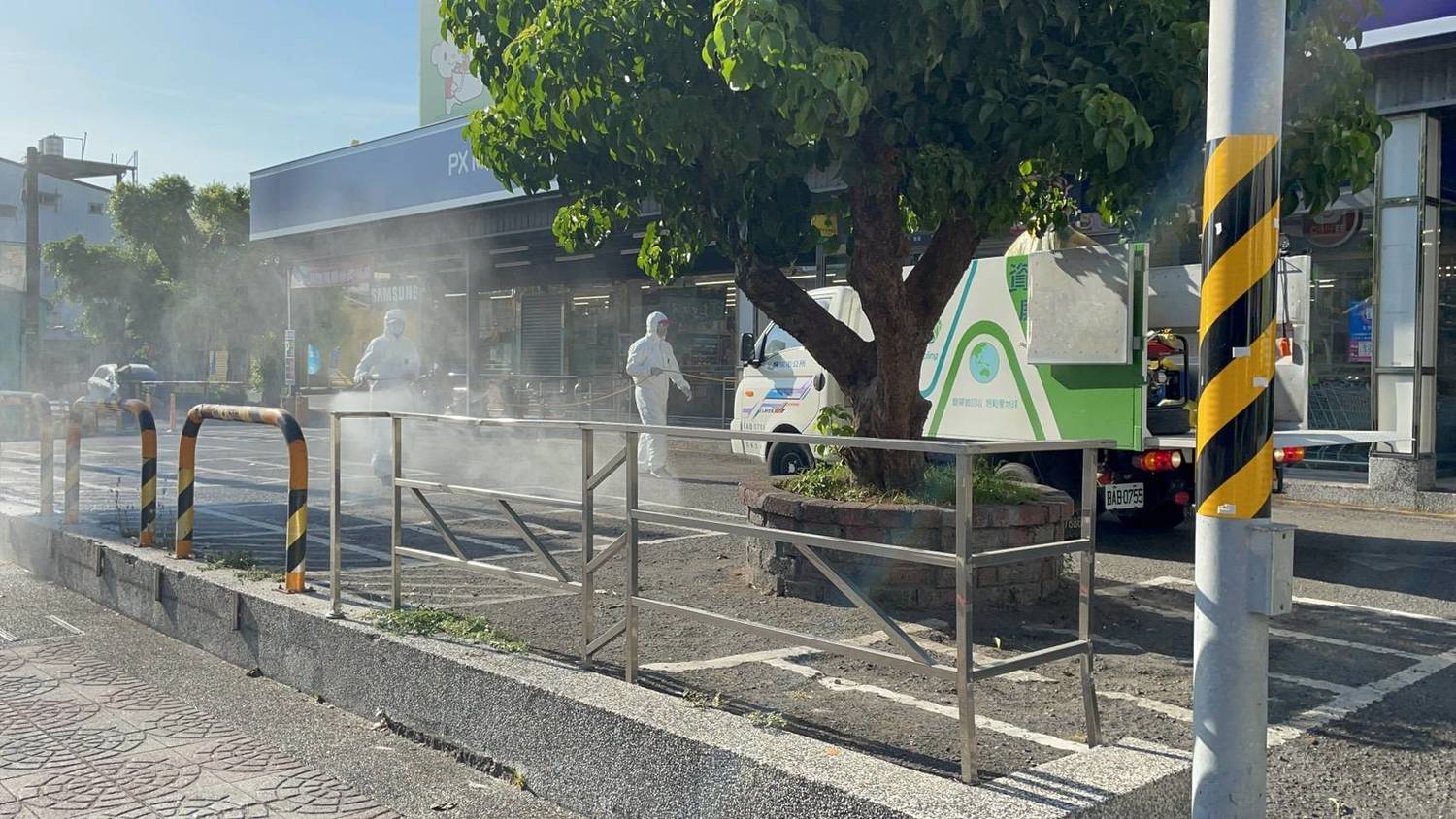 屏縣府對確診者足跡進行全面消毒。 圖:屏東縣政府/提供 屏縣府對確診者足跡進行全面消毒。 圖:屏東縣政府/提供