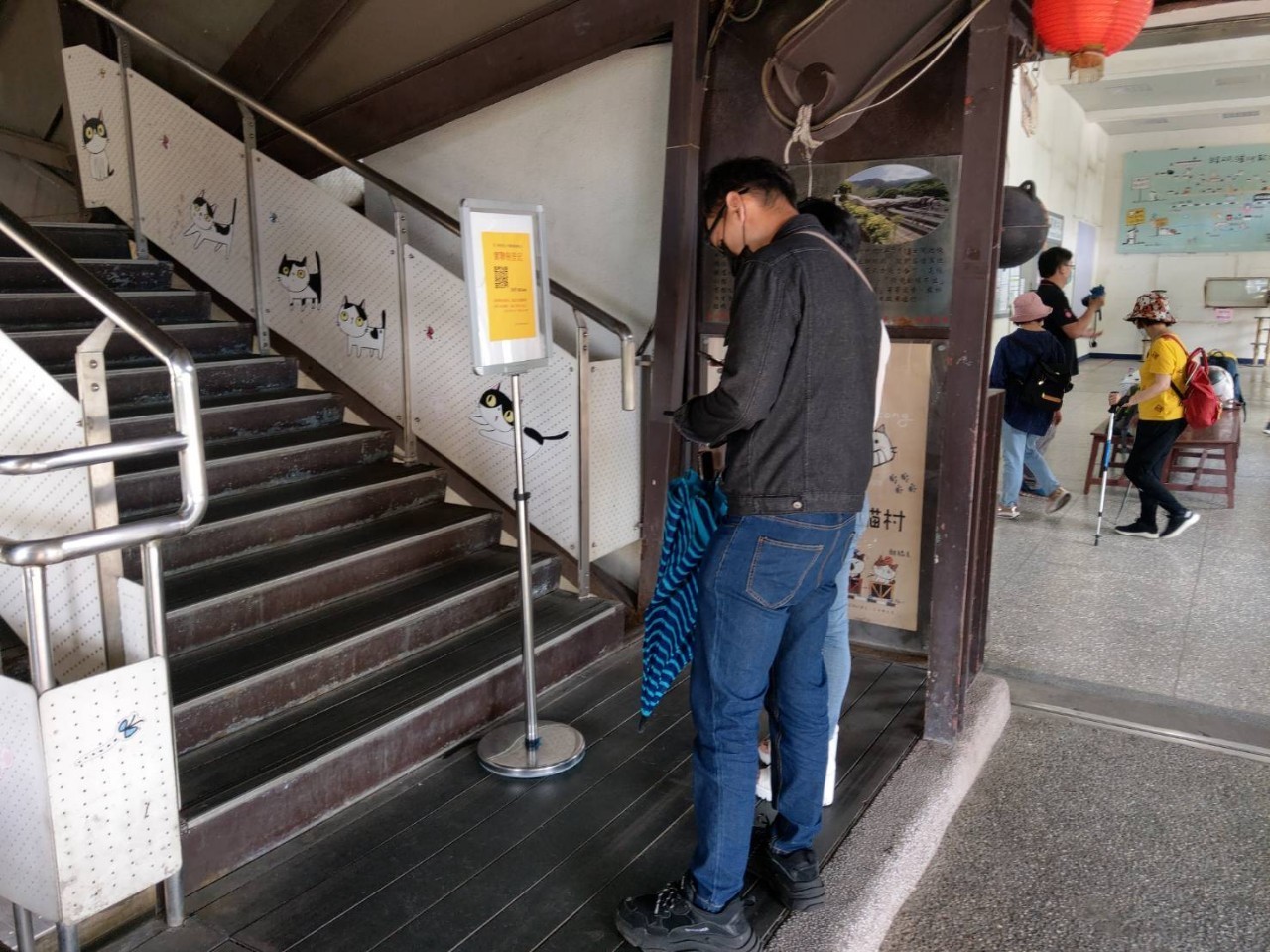 進入貓村人員皆須掃描QRcode實聯制。 圖:新北市動保處提供 進入貓村人員皆須掃描QRcode實聯制。 圖:新北市動保處提供