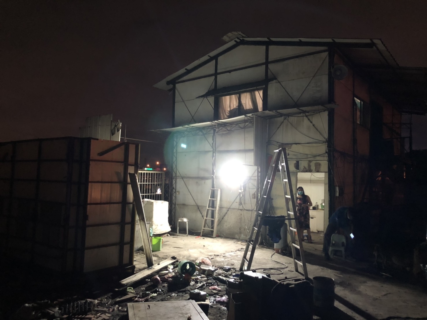 環保局前日晚間22時許,接獲消防局及警察局通報五股夏綠地發生廢棄物火警。 圖:新北市環保局提供 環保局前日晚間22時許,接獲消防局及警察局通報五股夏綠地發生廢棄物火警。 圖:新北市環保局提供