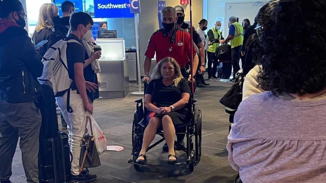 美國西南航空(Southwest Airlines)一架客機發生空服員與乘客互毆事件,空服員臉部受傷、兩顆牙齒掉落,目前正住院治療。 圖:翻攝自環球網 美國西南航空(Southwest Airlines)一架客機發生空服員與乘客互毆事件,空服員臉部受傷、兩顆牙齒掉落,目前正住院治療。 圖:翻攝自環球網