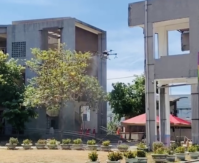 無人機飛進中市泰安國小上空 擴大消毒覆蓋面。 台中市政府/提供 無人機飛進中市泰安國小上空 擴大消毒覆蓋面。 台中市政府/提供