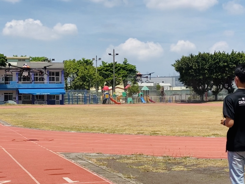 無人機飛進中市泰安國小上空 擴大消毒覆蓋面。 台中市政府/提供 無人機飛進中市泰安國小上空 擴大消毒覆蓋面。 台中市政府/提供